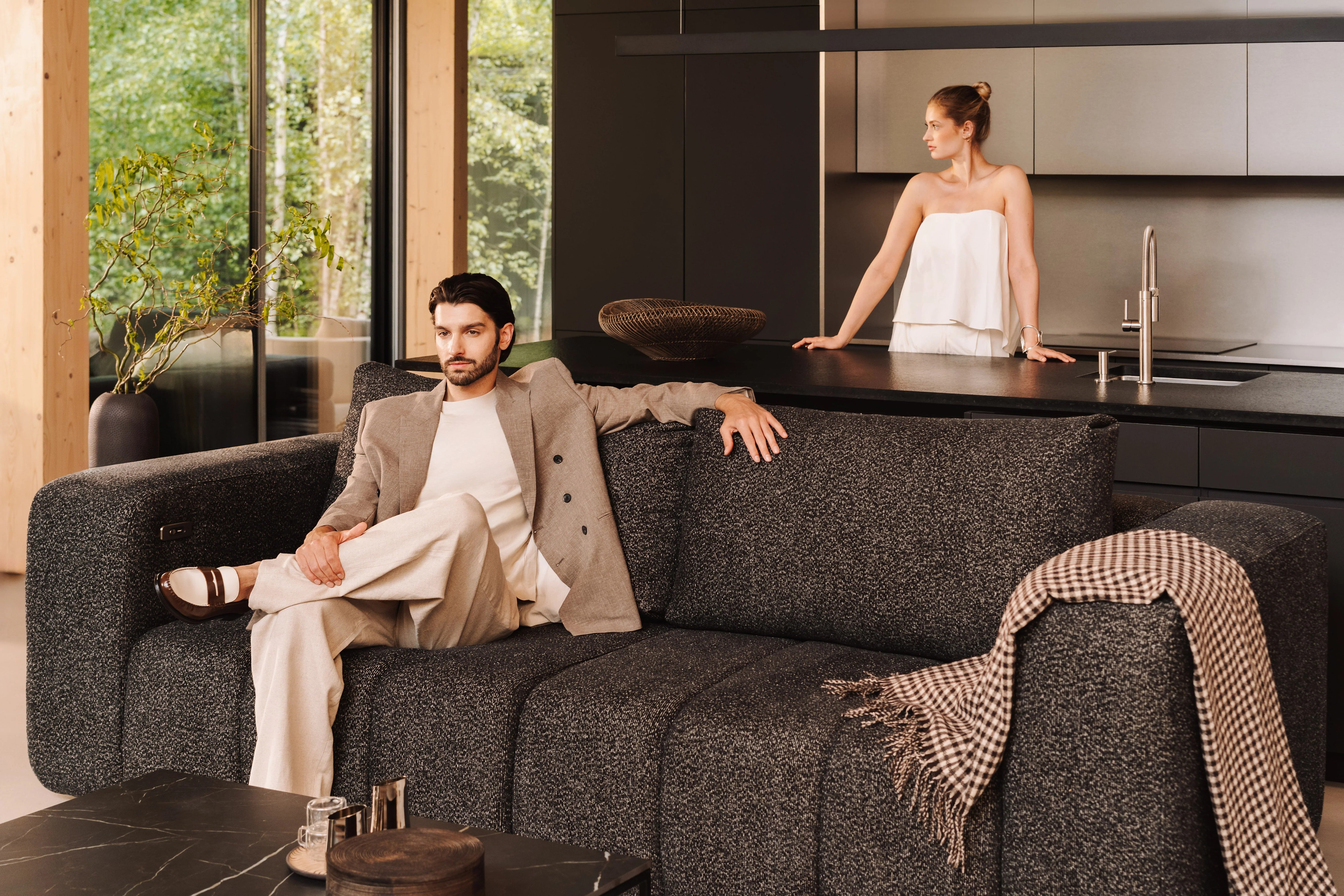 Designer Sofa Bern elektrisch mit Sitzverstellung in Chenille